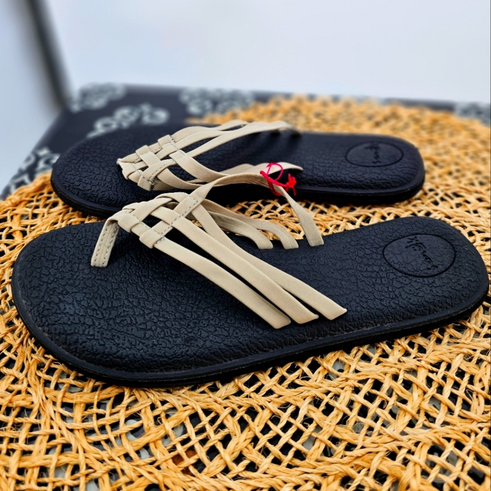 Sanuk Yoga Salty Strappy Taupe Flip Flops Size 6